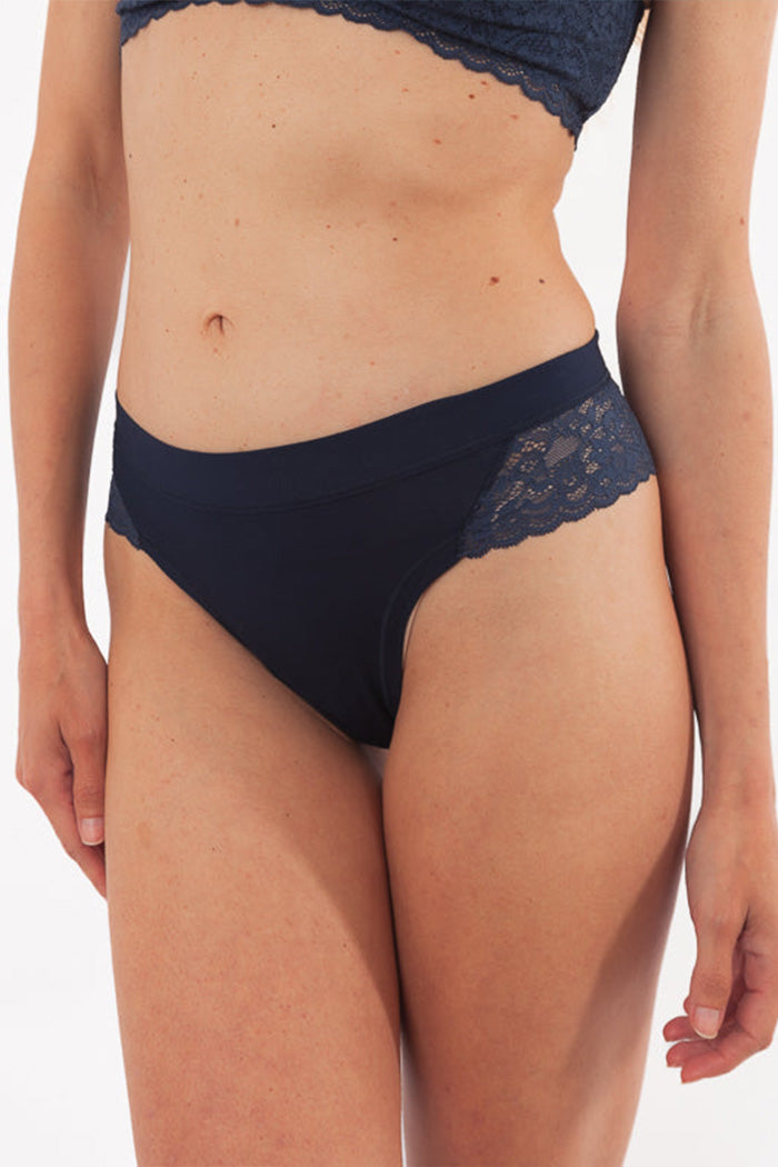 Brazilian briefs in natural fabric and lace
